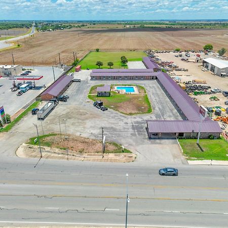 Regency Inn Hondo Exterior photo
