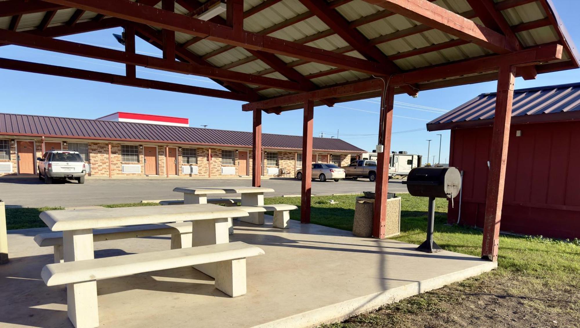 Regency Inn Hondo Exterior photo