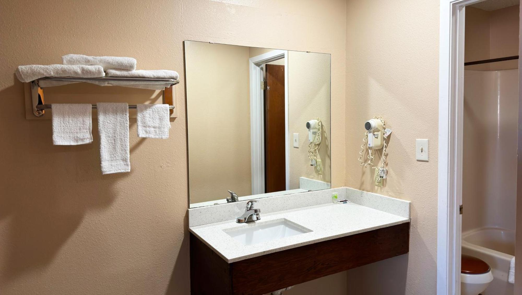 Regency Inn Hondo Exterior photo