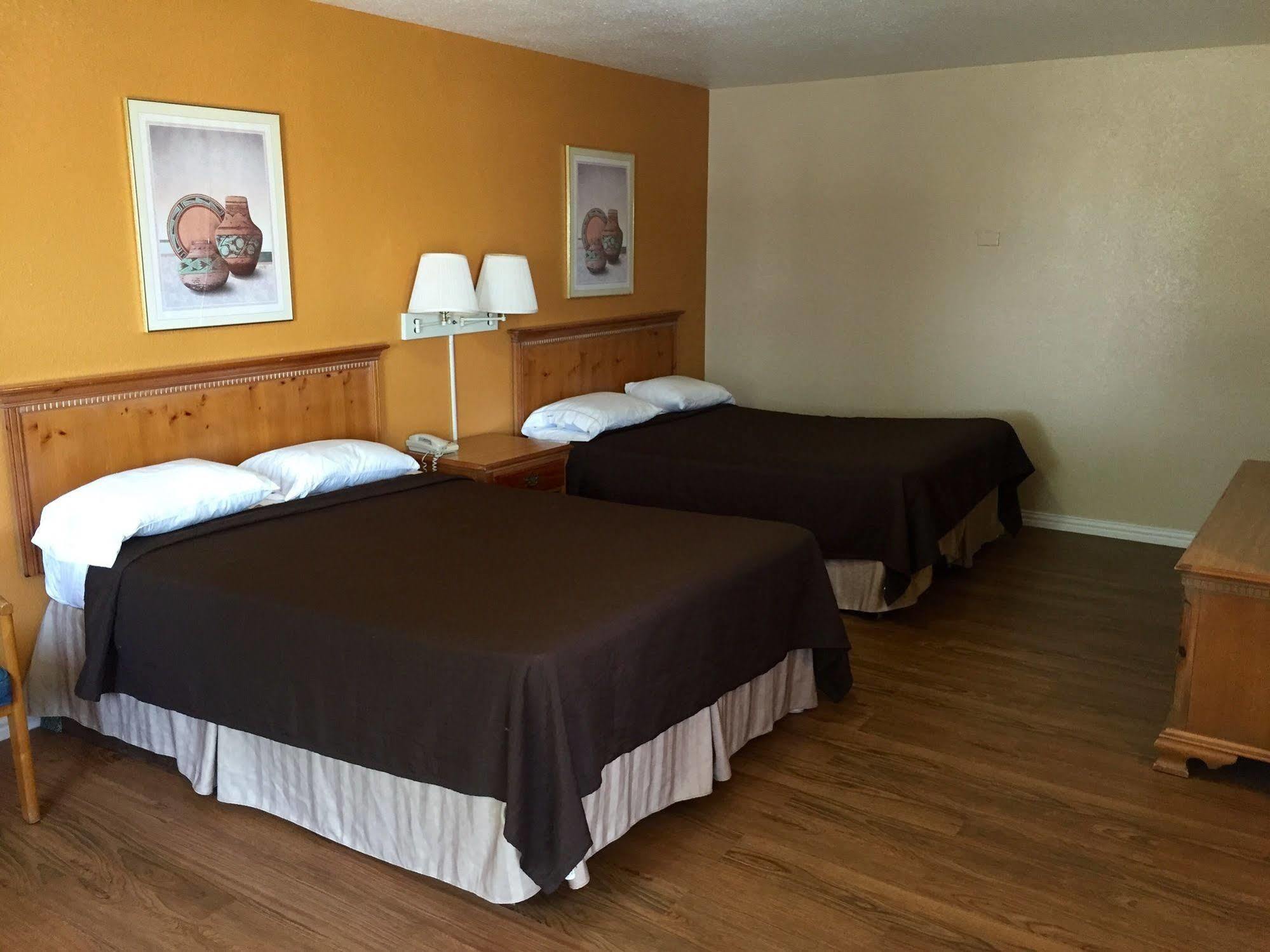 Regency Inn Hondo Exterior photo