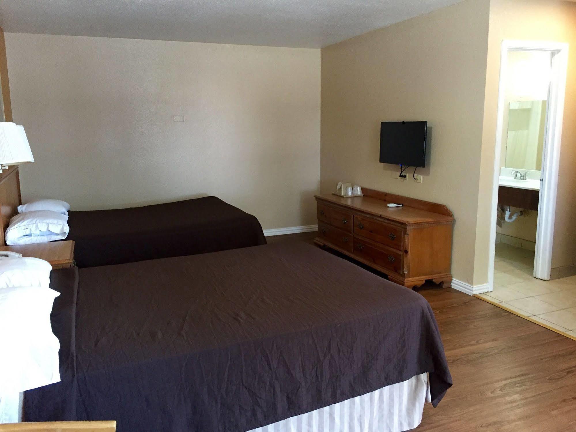 Regency Inn Hondo Exterior photo